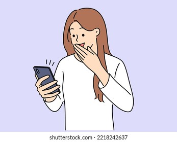 Una joven emocionada mira a la pantalla del teléfono celular se siente muy contenta con las buenas noticias en línea. Chica feliz impactada con el mensaje en el smartphone. Ilustración vectorial. 