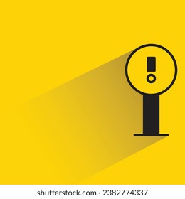 Ausrufezeichen-Schild mit Schatten auf gelbem Hintergrund