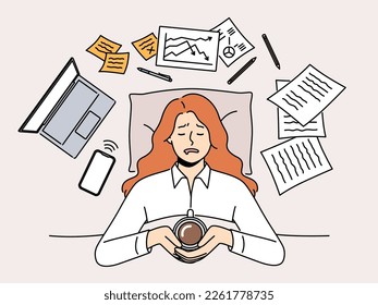 Mujer agotada en la cama con café estresada con trabajo. Empleada mujer cansada abrumada con descanso en la cama. Fatiga y agotamiento. Ilustración vectorial. 