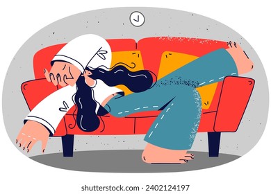 Mujer joven exhausta tendida en el sofá de la casa durmiendo o durmiendo la siesta. Niña cansada se relaja con sus sueños en el sofá interior. El concepto de relajación. Ilustración vectorial.