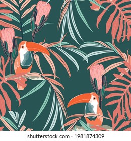 Exotische Dschungelpflanzen illustrieren Muster mit Toucan-Vogel. Abstraktes, nahtloses Muster aus Blumen. Modische Vorlage für Design. Dunkelgrüner Hintergrund.