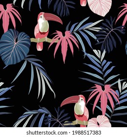 Exotische Dschungelpflanzen illustrieren Muster mit abstraktem rosa Toucan Vogel. Blumennahtlose Muster blauer Palmblätter. Modische Vorlage für Design. Schwarzer Hintergrund.