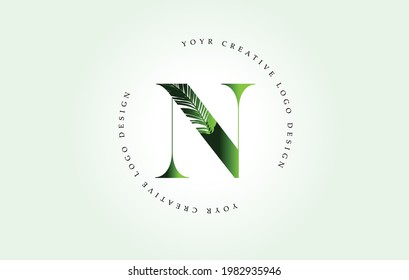 Logotipo de letra exótica N con icono del logotipo de diseño de textura del patrón de hoja de árbol de palmera. Logotipo de carta creativa de árbol de palmeras con ideas de bio natural orgánica de las lomas modernas.