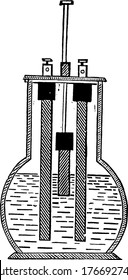 Ein Versuchsaufbau mit einer Zinkplatte, die zwischen zwei Kohlenstoffplatten suspendiert ist, sodass zwei Kohlenstoffflächen der direkten Wirkung von zwei Zink-Oberflächen und ihrem Aufprall ausgesetzt sind, Vintage-Linienzeichnung