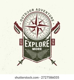 Erkunden Sie mehr. Vektorgrafik. Extremes Abenteuer. Wandern ähnliche typografische Zitat. Konzept für Hemd oder Logo, Print, Stempel. Landschaft mit Kompass und Wanderstöcken