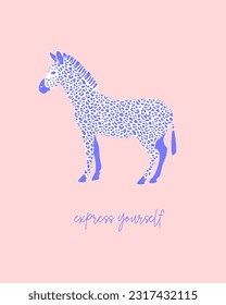 Exprésate. Ilustración del vector abstracto con una cebra violeta-blanca con patrón de piel leopardo en lugar de rayas. Cebra salvaje aislada en fondo rosa de coral claro. Impresión de Safari Rosa.