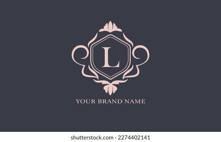 Exquisito estilo barroco. Ornamento floral con letra inicial L. Marco vintage, tarjeta de saludo, invitación a la boda. Plantilla de logotipo vector, etiqueta, signo comercial.