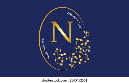 Exquisite Goldmonogramm, Logo, Einladung, Grußkarte, Geschäftszeichen oder jede erwünschte Idee auf dunklem Hintergrund mit dem Buchstaben N in der Mitte.