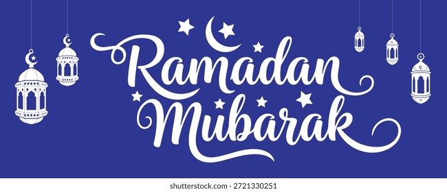 Una exquisita Ilustración vectorial muestra el elegante texto caligráfico blanco 'Ramadan Mubarak' con estrellas decorativas y una luna creciente, bellamente ambientado sobre un fondo azul profundo, realzado aún más por adornadas linternas colgantes blancas que crean una atmósfera tradicional y festiva para el mes sagrado.