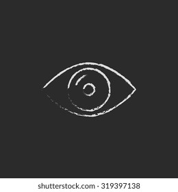 Mano de ojos dibujada con tiza sobre un icono blanco vectorial de pizarra aislado en un fondo negro.