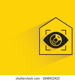 exploración ocular en el hogar inteligente o en el hogar concepto de automatización fondo amarillo