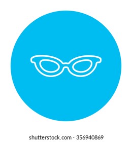 Icono de línea de anteojos para web, móvil e infografía. Icono de blanco vector en el círculo azul claro aislado en fondo blanco.