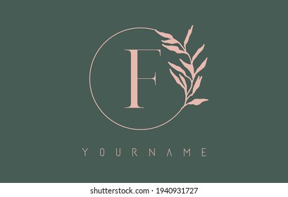 F Diseño del logo de la letra con círculo negro y hojas. Letra inicial F Ilustración vectorial con elementos botánicos. Concepto de diseño de plantilla vectorial de naturaleza con letra F.