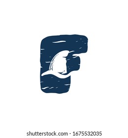 Logo de la letra F con aleta de tiburón. Estilo náutico monocromo pintado a mano. Perfecto para etiquetas de ropa, papel de vestir, afiches retro, etc.