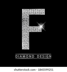 F letra brillante plateada con ilustración vectorial de diamantes. Gemas blancas con luz en letra metálica. Elegante logotipo de lujo para joyería o negocios de casino.