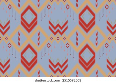 padrão de tecido com desenho geométrico. Possui elementos simétricos como diamantes, setas e divisas. As cores principais usadas são vermelho, laranja claro e ouro, definido contra um fundo azul pálido