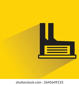 edifício de fábrica com sombra no fundo amarelo