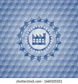 Fabriksymbol in blauem Abzeichen mit geometrischem Muster.