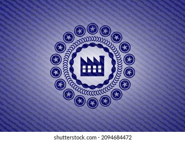 icono de fábrica dentro del fondo del denim. 