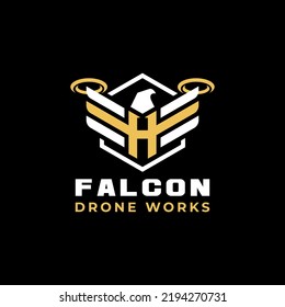 Alas de drones de la cabeza del halcón con el logotipo de la letra inicial H