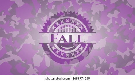 Caer rosa y morado escrito en un patrón de camo. Ilustración vectorial. Detallado.