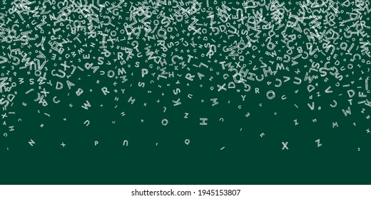 Fallende Briefe der englischen Sprache. Kreide handgezeichnete fliegende Wörter des lateinischen Alphabets. Fremdsprachen lernen Konzept. Ungewöhnlich zurück zu Schulbanner auf schwarzem Hintergrund.