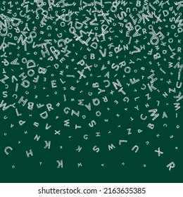 Cartas en inglés que caen. Calificar las palabras voladoras hechas a mano del alfabeto latino. Concepto de estudio de lenguas extranjeras. No se ajustó a la bandera de la escuela en el fondo de la pizarra.