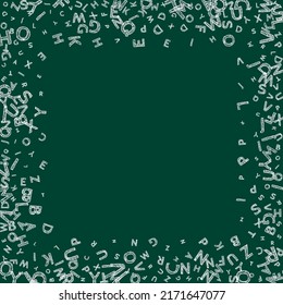 Cartas en inglés que caen. Calificar las palabras voladoras hechas a mano del alfabeto latino. Concepto de estudio de lenguas extranjeras. Encantador de vuelta a la escuela con carteles en la pizarra.