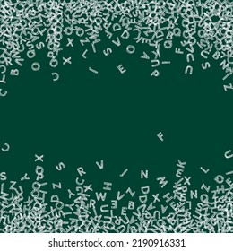Fallende Briefe englischer Sprache. Skizze fliegende Wörter des lateinischen Alphabets. Fremdsprachen lernen Konzept. Zaubernd zurück zu Schulbanner auf schwarzem Hintergrund.