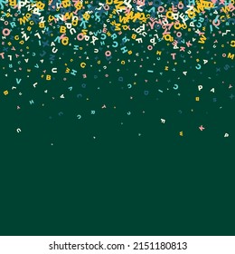 Cartas en inglés que caen. Palabras voladoras de luz del alfabeto latino. Concepto de estudio de lenguas extranjeras. Anuncio de vuelta a la escuela en el fondo de la pizarra.
