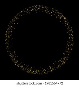 La nieve en caída tiñe un patrón dorado. Ilustración con nieve de oro volando, helada, nevada. Impresión de invierno para celebración de navidad en el fondo negro de la noche. Ilustración del vector de vacaciones para Año Nuevo.