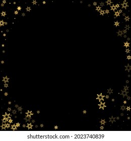 Fallender Schnee flattert goldenes Muster. Illustration mit fliegendem Goldschnee, Frost, Schneefall. Winterdruck für Weihnachten auf schwarzem Nachthintergrund. Ferienvektorgrafik für Neujahr.