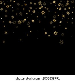 La nieve en caída tiñe un patrón dorado. Ilustración con nieve de oro volando, helada, nevada. Impresión de invierno para celebración de navidad en el fondo negro de la noche. Ilustración del vector de vacaciones para Año Nuevo.