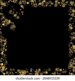 La nieve en caída tiñe un patrón dorado. Ilustración con nieve de oro volando, helada, nevada. Impresión de invierno para celebración de navidad en el fondo negro de la noche. Ilustración del vector de vacaciones para Año Nuevo.