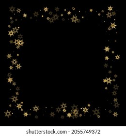 La nieve en caída tiñe un patrón dorado. Ilustración con nieve de oro volando, helada, nevada. Impresión de invierno para celebración de navidad en el fondo negro de la noche. Ilustración del vector de vacaciones para Año Nuevo.