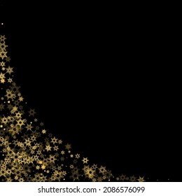 La nieve en caída tiñe un patrón dorado. Ilustración con nieve de oro volando, helada, nevada. Impresión de invierno para celebración de navidad en el fondo negro de la noche. Ilustración del vector de vacaciones para Año Nuevo.