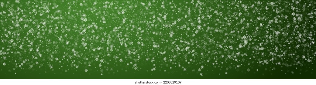 La caída de los copos de nieve hace el fondo de la navidad. Sutiles copos de nieve volando y estrellas sobre fondo verde navideño. Los copos de nieve que caían con belleza se superponen. Ilustración de vector panorámica.