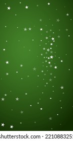 La caída de los copos de nieve hace el fondo de la navidad. Sutiles copos de nieve volando y estrellas sobre fondo verde navideño. Los copos de nieve que caían con belleza se superponen. Ilustración vectorial vertical.