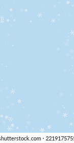 La caída de los copos de nieve hace el fondo de la navidad. Sutiles copos de nieve volando y estrellas en el fondo azul claro del invierno. Los copos de nieve que caían con belleza se superponen. Ilustración vectorial vertical.