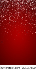 La caída de los copos de nieve hace el fondo de la navidad. Sutiles copos de nieve volando y estrellas de fondo rojo navideño. Los copos de nieve que caían con belleza se superponen. Ilustración vectorial vertical.