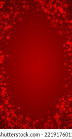 La caída de los copos de nieve hace el fondo de la navidad. Sutiles copos de nieve volando y estrellas de fondo rojo navideño. Los copos de nieve que caían con belleza se superponen. Ilustración vectorial vertical.