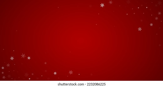 La caída de los copos de nieve hace el fondo de la navidad. Sutiles copos de nieve volando y estrellas de fondo rojo navideño. Los copos de nieve que caían con belleza se superponen. Ilustración vectorial amplia.