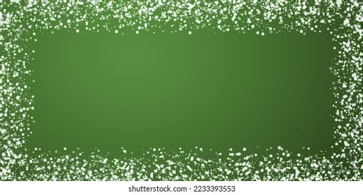 La caída de los copos de nieve hace el fondo de la navidad. Sutiles copos de nieve volando y estrellas sobre fondo verde navideño. Los copos de nieve que caían con belleza se superponen. Ilustración vectorial amplia.