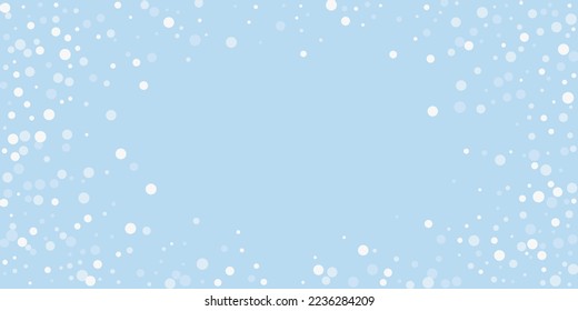 La caída de los copos de nieve hace el fondo de la navidad. Sutiles copos de nieve volando y estrellas en el fondo azul claro del invierno. Los copos de nieve que caían con belleza se superponen. Ilustración vectorial amplia.