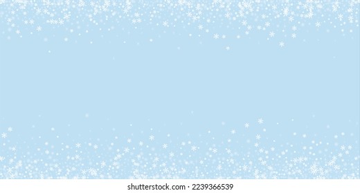 La caída de los copos de nieve hace el fondo de la navidad. Sutiles copos de nieve volando y estrellas en el fondo azul claro del invierno. Los copos de nieve que caían con belleza se superponen. Ilustración vectorial amplia.