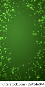 Fallende Schneeflocken Weihnachtshintergrund. Subtile fliegende Schneeflocken und Sterne auf Weihnachtsgrünem Hintergrund. Schneeflocken-Overlay mit schönem Abfallen. Vertikale Vektorgrafik.