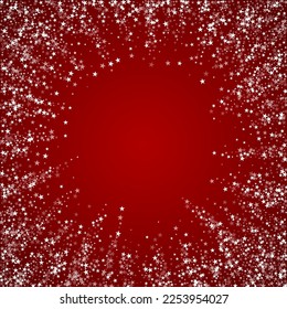 La caída de los copos de nieve hace el fondo de la navidad. Sutiles copos de nieve volando y estrellas de fondo rojo navideño. Los copos de nieve que caían con belleza se superponen. Ilustración vectorial cuadrada.