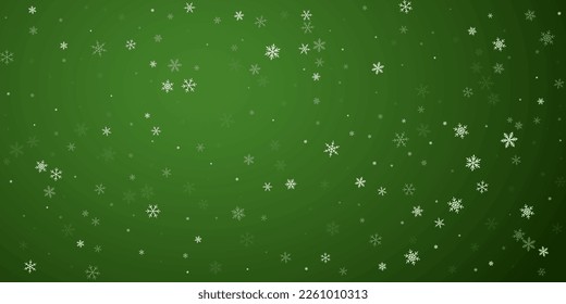 La caída de los copos de nieve hace el fondo de la navidad. Sutiles copos de nieve volando y estrellas sobre fondo verde navideño. Los copos de nieve que caían con belleza se superponen. Ilustración vectorial amplia.