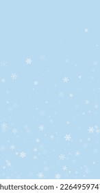 La caída de los copos de nieve hace el fondo de la navidad. Sutiles copos de nieve volando y estrellas en el fondo azul claro del invierno. Los copos de nieve que caían con belleza se superponen. Ilustración vectorial vertical.