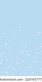 La caída de los copos de nieve hace el fondo de la navidad. Sutiles copos de nieve volando y estrellas en el fondo azul claro del invierno. Los copos de nieve que caían con belleza se superponen. Ilustración vectorial vertical.